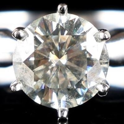 14K WHITE GOLD LADIES RING W/ BRIGHT MOISSANITE