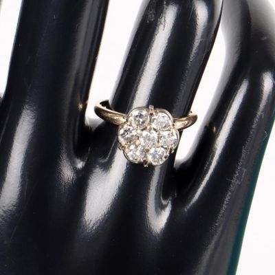 VINTAGE 14K LADIES DIAMOND FLOWER CLUSTER RING