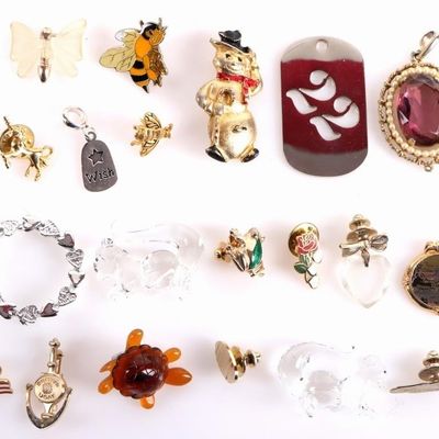 WHIMSICAL LADIES PINS AND BROOCHES LOT OF 20