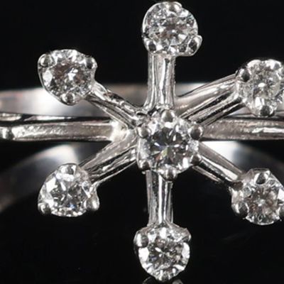 14K WHITE GOLD LADIES RING W/ DIAMOND SIMULANTS
