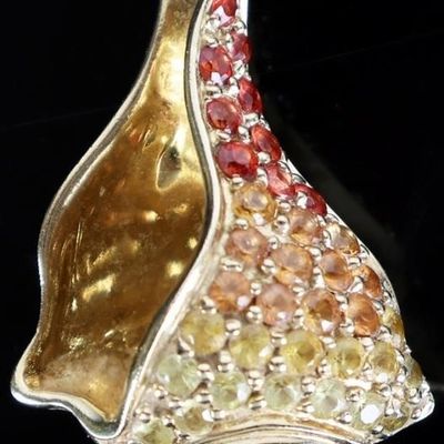 14K YELLOW GOLD LADIES CONCH PENDANT W/ SPINEL