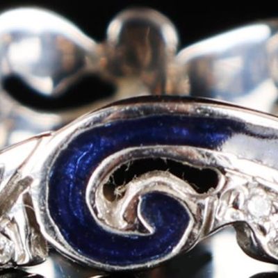18K WHITE GOLD LADIES RING W/ DIAMONDS & ENAMEL