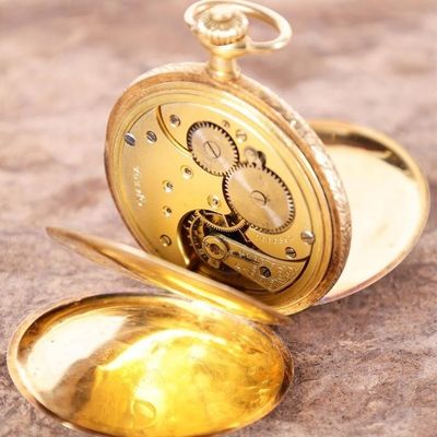 OMEGA 18K YELLOW GOLD ANTIQUE HUNTER POCKETWATCH