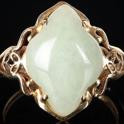ORNATE 14K YELLOW GOLD LADIES RING W/ JADE STONE
