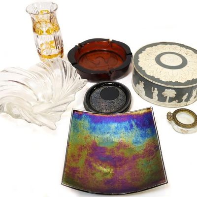 LARGE LOT OF GLASS & DECORATIVE PIECES VASES ETC 7