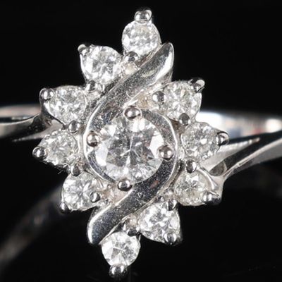 14K WHITE GOLD LADIES RING W/ 11 BRIGHT DIAMONDS
