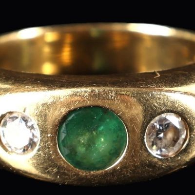 18K YELLOW GOLD EMERALD & NATURAL DIAMOND RING