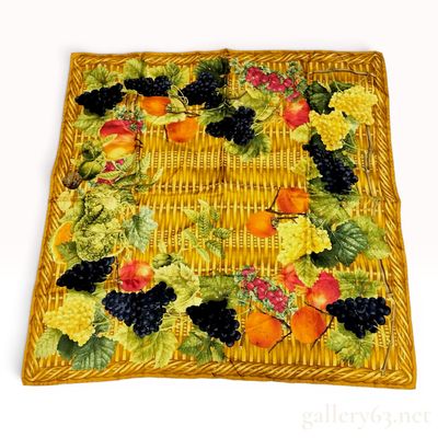 Gucci Silk Cesto di Frutta Pattern Carre 90