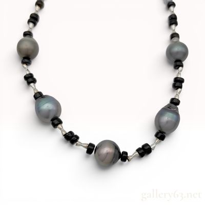 Graduated Black Cultured Pearl and Silver Necklace with Bow Clasp