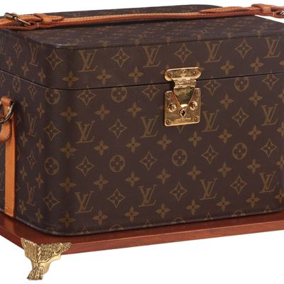 A LOUIS VUITTON MONOGRAM TRAIN VANITY CASE WITH KEY AND POUCH. INCLUDES CUSTOM WALNUT COMPARTMENTS