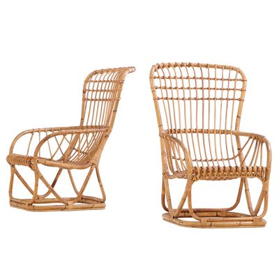 A PAIR OF RATTAN LOUNGE CHAIRS ATTRIBUTED TO TITO AGNOLI.