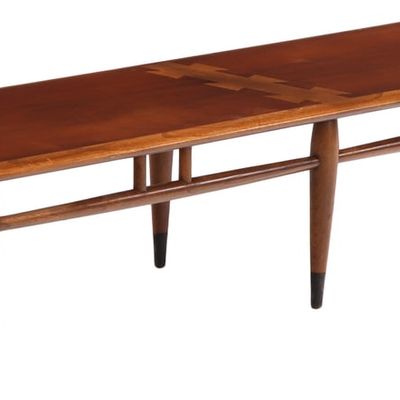 A LANE ACCLAIM WALNUT LONG COFFEE TABLE WITH CONTRASTING DOVETAILED ENDS.