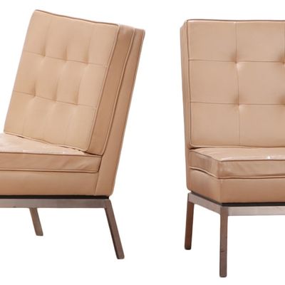 A PAIR OF KNOLL LEATHER SLIPPER CHAIRS WITH CHROME BASE, UNMARKED.