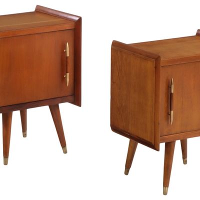 A PAIR OF MAHOGANY SINGLE DOOR NIGHT STANDS C 1950.