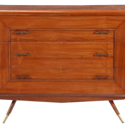 THREE DRAWER MAHOGANY DRESSER ON SPLAY LEGS WITH BRASS HARDWARE C 1955.