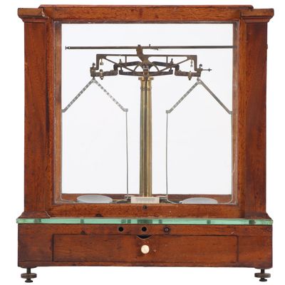 ANTIQUE CHRISTIAN BECKER APOTHECARY SCALE WITH MAHOGANY CASE C EARLY 20TH CENTURY.