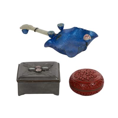 Sale Photo Thumbnail #318: Asian Decorative Object Assortment