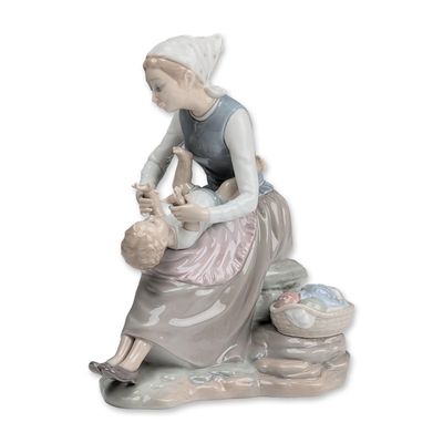 Nao Glazed Porcelain Mother and Child Figurine