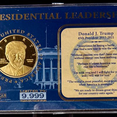 American Mint US Donald J. Trump Presidential Leadership 24K Gold-Layered Proof Medal