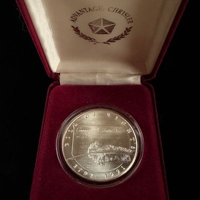 1991 US Liberty Mint Chrysler Honors the Bill of Rights One Troy Ounce .999 Fine Silver Medallion