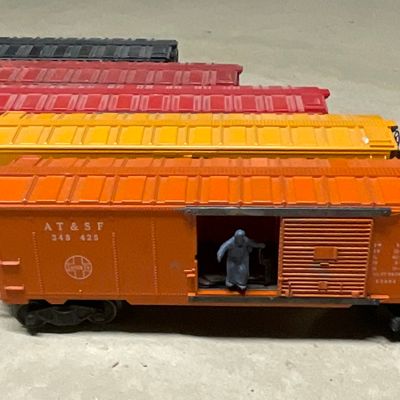 Sale Photo Thumbnail #101: A Lot of Five Vintage Lionel O Gauge Postwar Era Boxcars and Refrigerator Car