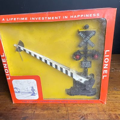 Sale Photo Thumbnail #146: Lionel No. 262 Highway Crossing Gate in Original Box