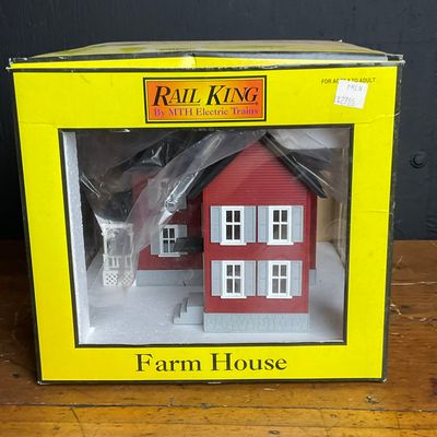 Sale Photo Thumbnail #159: MTH RailKing O Gauge RailTown Series Farm House 30-9016 Red with Gray Shutters