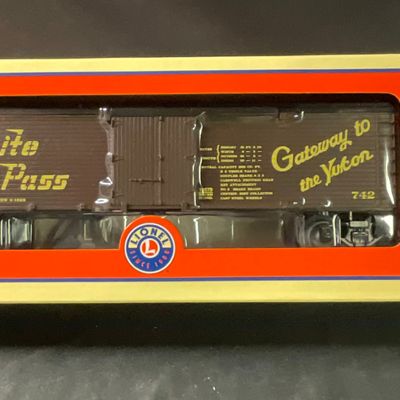 Sale Photo Thumbnail #32: Lionel O-Gauge 6-19579 White Pass and Yukon Route Reefer Car