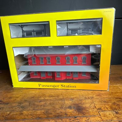 Sale Photo Thumbnail #135: MTH RailKing O-Gauge Red Passenger Station with Dual Platforms Item No. 30-9014