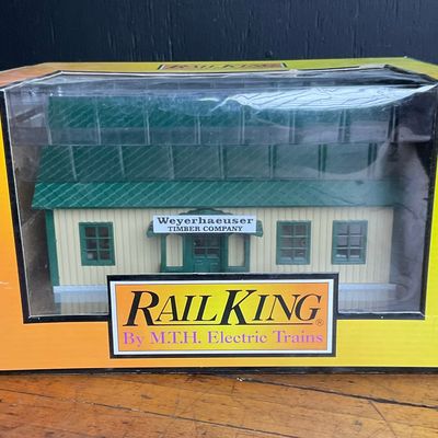 Sale Photo Thumbnail #152: RailKing O Gauge Weyerhaeuser Timber Co. Logging Camp Bunk House 30-90138 by M.T.H. Electric Trains