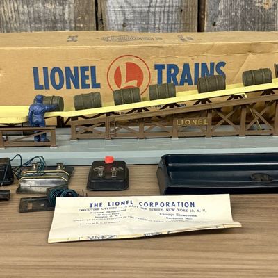 Sale Photo Thumbnail #542: Lionel No. 362 Operating Barrel Loader with Original Box
