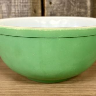 Sale Photo Thumbnail #129: Pyrex Primary Green 403 2.5 Quart Mixing Bowl