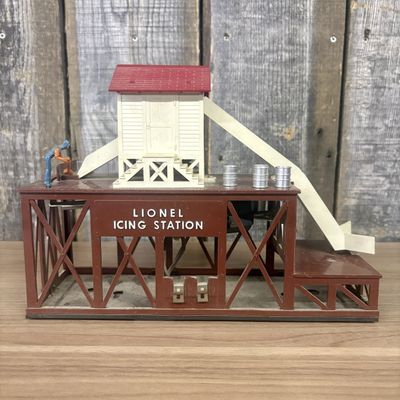 Sale Photo Thumbnail #557: Lionel No. 352 Postwar O-Gauge Icing Station
