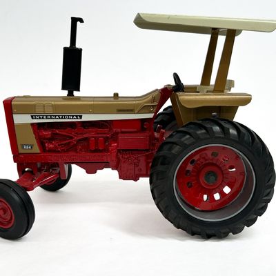 Sale Photo Thumbnail #279: ERTL, IH 826 DIE-CAST TRACTOR, 1995