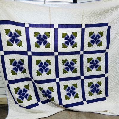 Sale Photo Thumbnail #274: VINTAGE FLORAL APPLIQUÉ COTTON QUILT