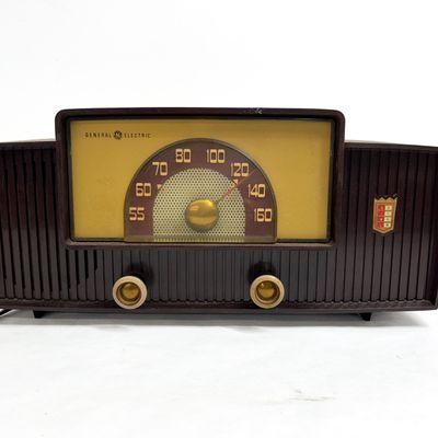 Sale Photo Thumbnail #332: GENERAL ELECTRIC BAKELITE RADIO, 1955