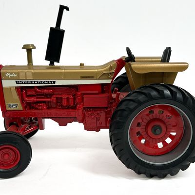 Sale Photo Thumbnail #281: ERTL DIE-CAST INTERNATIONAL 1026 TRACTOR 1996
