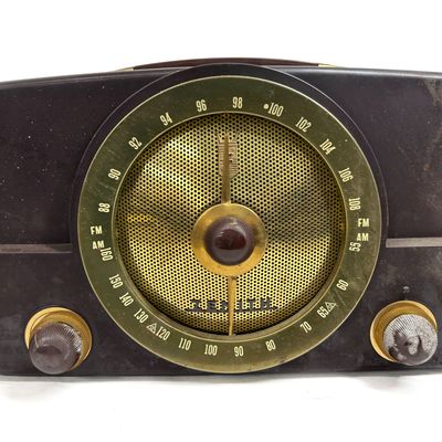 Sale Photo Thumbnail #331: ZENITH BAKELITE TUBE RADIO, 1950S
