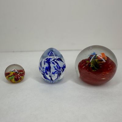 Sale Photo Thumbnail #533: ART GLASS DECORATIVE PAPERWEIGHT TRIO