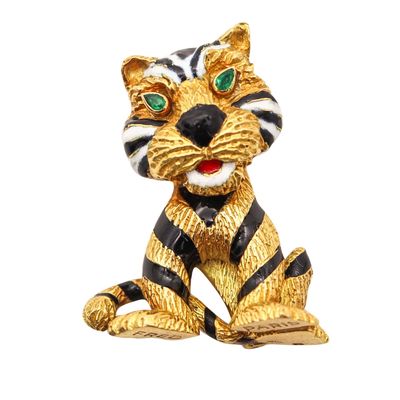 FRED PARIS 1970 Enameled Sauvage Lion Brooch In 18Kt Yellow Gold With Emeralds