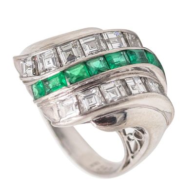 ART DECO 1940 Cocktail Ring In Platinum With 2.34 Cwt Carre Diamonds & Emeralds