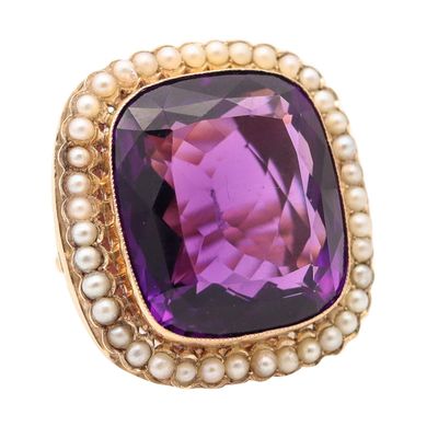 AMERICAN 1940 Massive Cocktail Ring In 18kT Gold With Cushion-Cut Amethyst