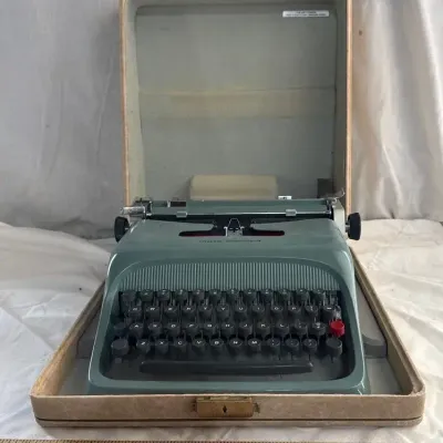 Vintage Underwood Olivetti Typewriter