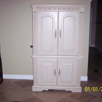 Armoire $35