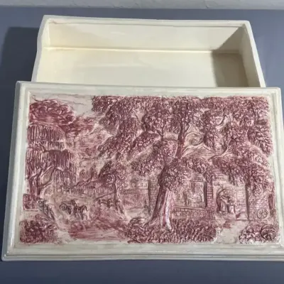 Hershey Molds 1981 White Raised-Relief Ceramic Trinket Box