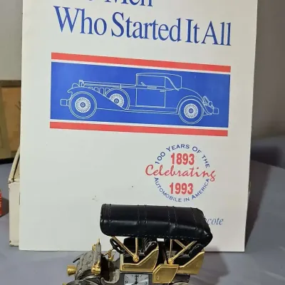 Vintage-Car Novelty Quartz Desk Clock with Booklet