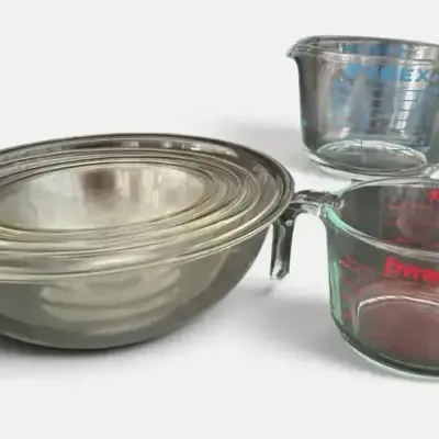 Vintage PYREX Made in USA Glass Kitchen Collection  4 Nesting Bowls & 2 Measuring Cups