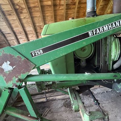 Sale Photo Thumbnail #61: Tractor runs and drives serious hydraulic leak