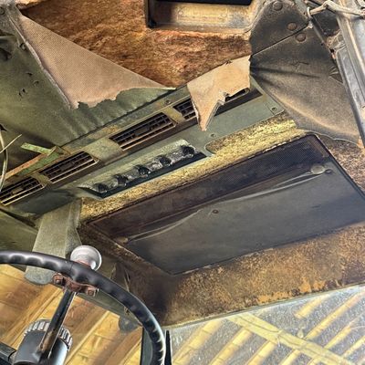 Sale Photo Thumbnail #64: Tractor runs and drives serious hydraulic leak