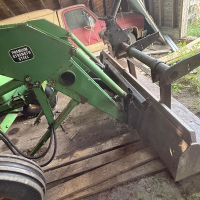Sale Photo Thumbnail #62: Tractor runs and drives serious hydraulic leak